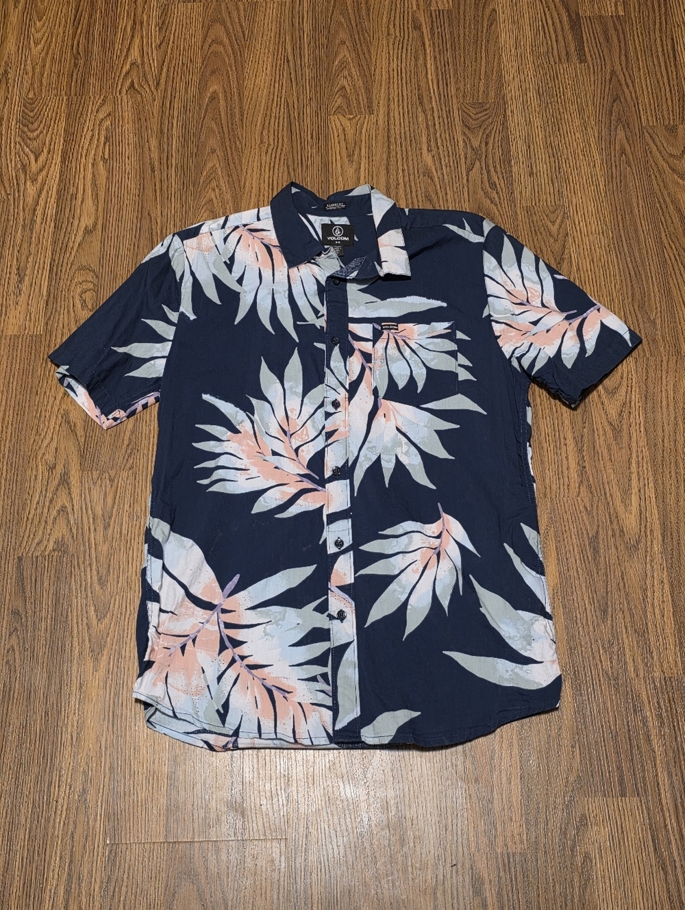 Volcom Seaweed Navy Blue Tropical Floral Short Sleeve Button Down Shirt Men’s M